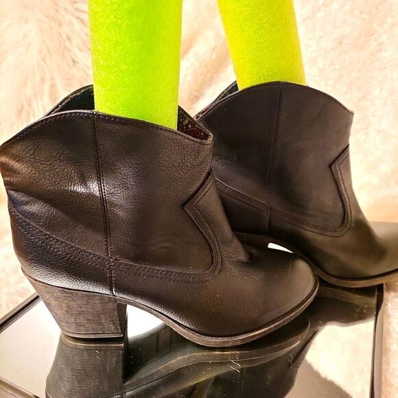 K9 rocketing, size 9 & 1/2 black in color vegan faux leather ,cloth inside,comfy - Picture 2 of 8